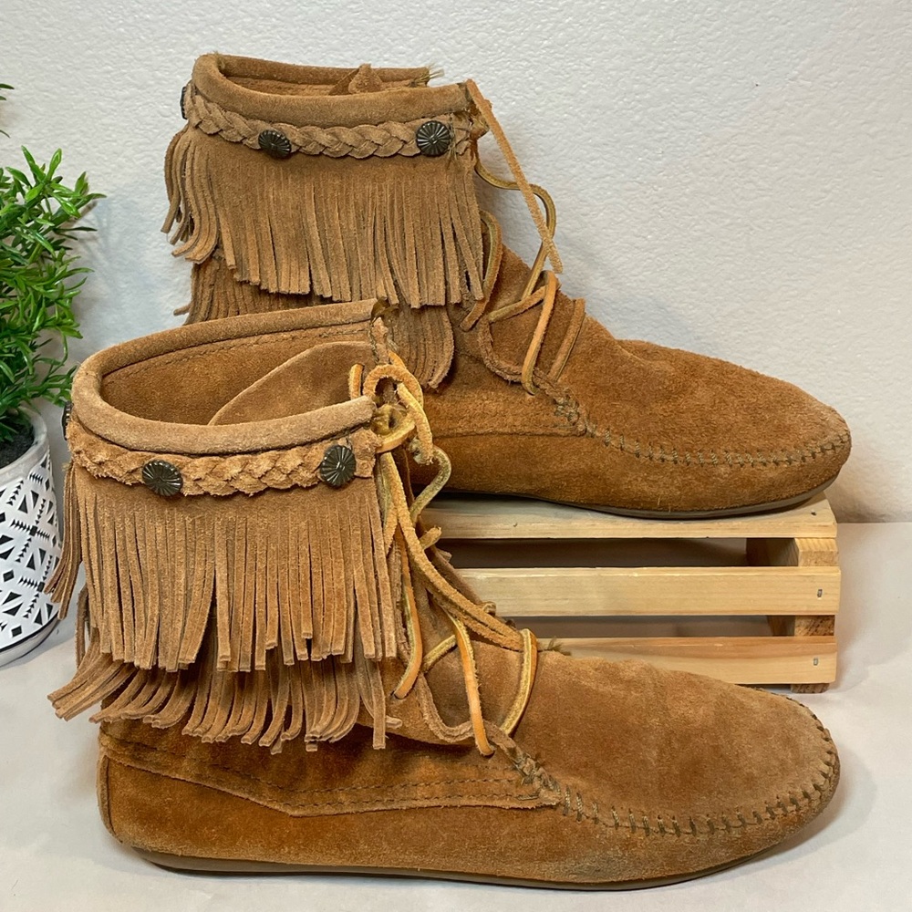 Minnetonka Moccasins “Tramper” Double Fringed Tan Suede Moccasin Boots | GUC